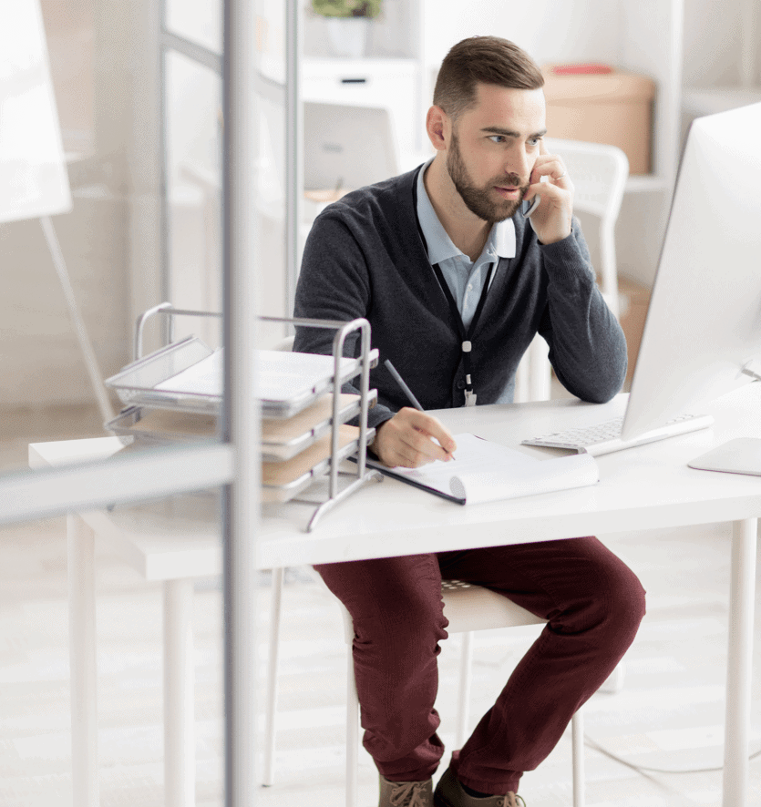 manager-speaking-by-phone-at-workplace-UESV4H5